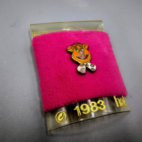 Muppets Fozzie Bear Face Pinback Lapel Pin Enamel Metal Vintage 1983 ha! - Picture 4 of 5